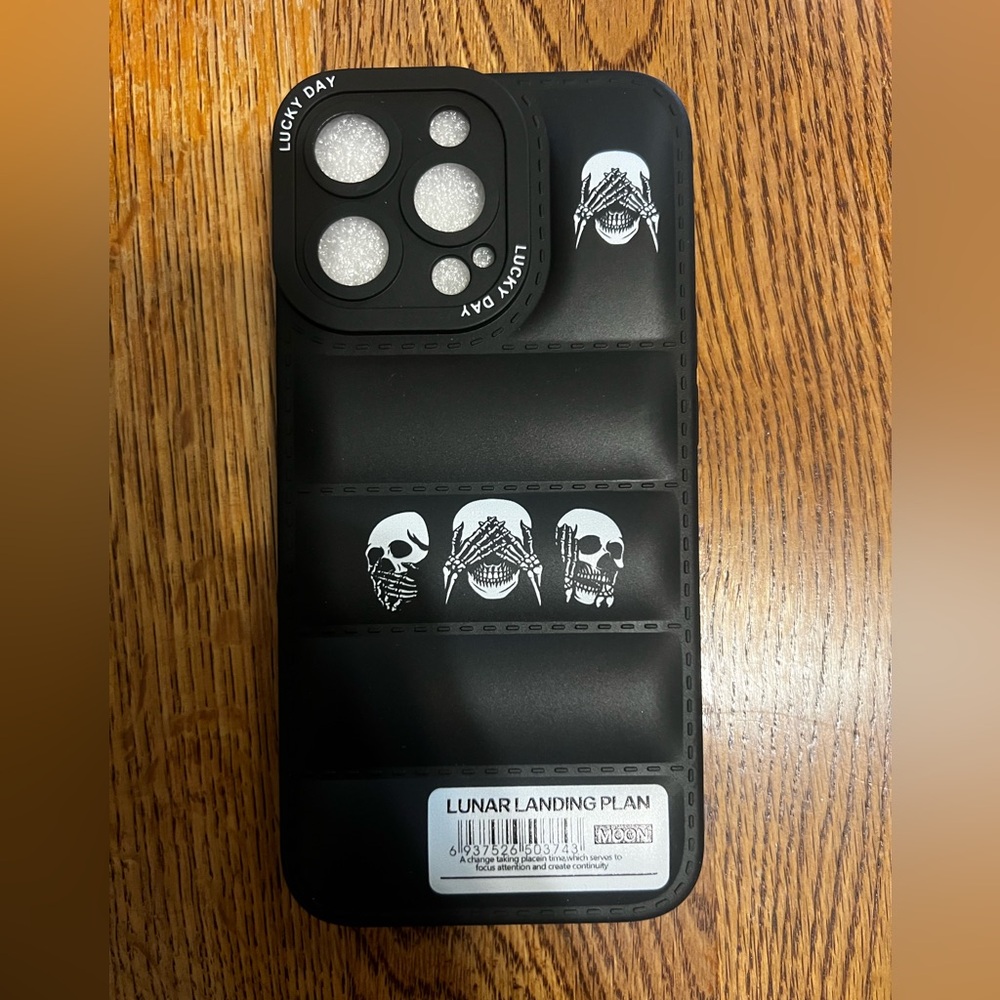 Black Phone Case with Skull Design iPhone 23 pro